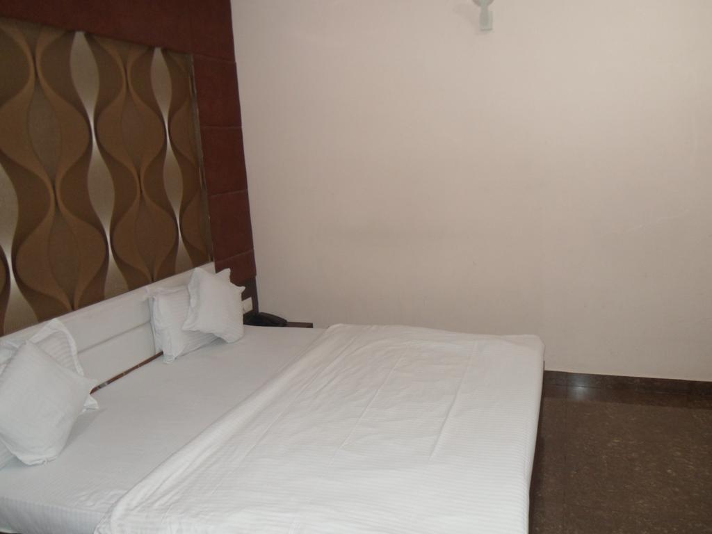 Hotel Silver Plaza อาเมดาบัด ห้อง รูปภาพ