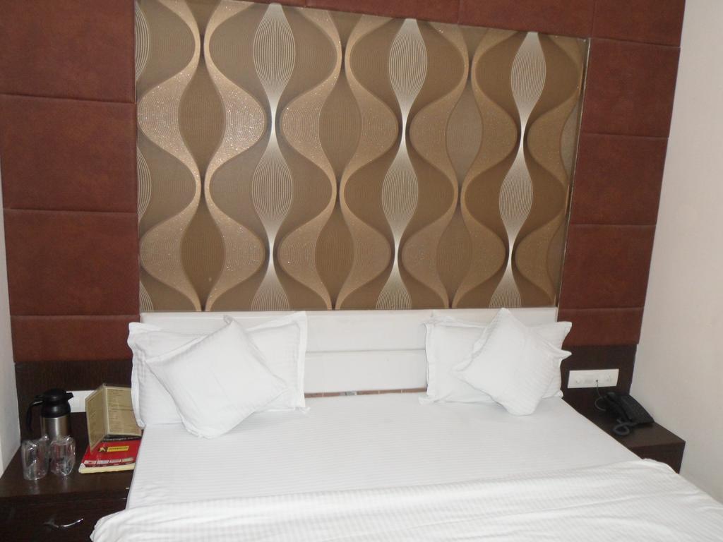 Hotel Silver Plaza อาเมดาบัด ห้อง รูปภาพ