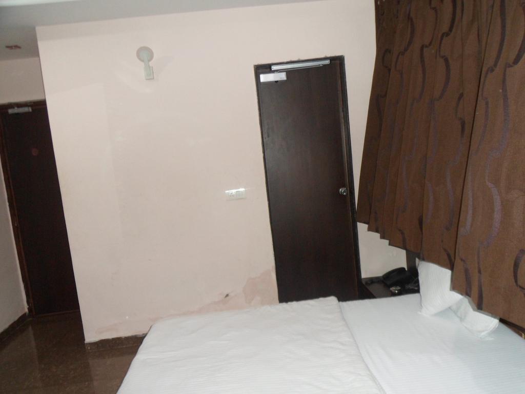 Hotel Silver Plaza อาเมดาบัด ห้อง รูปภาพ