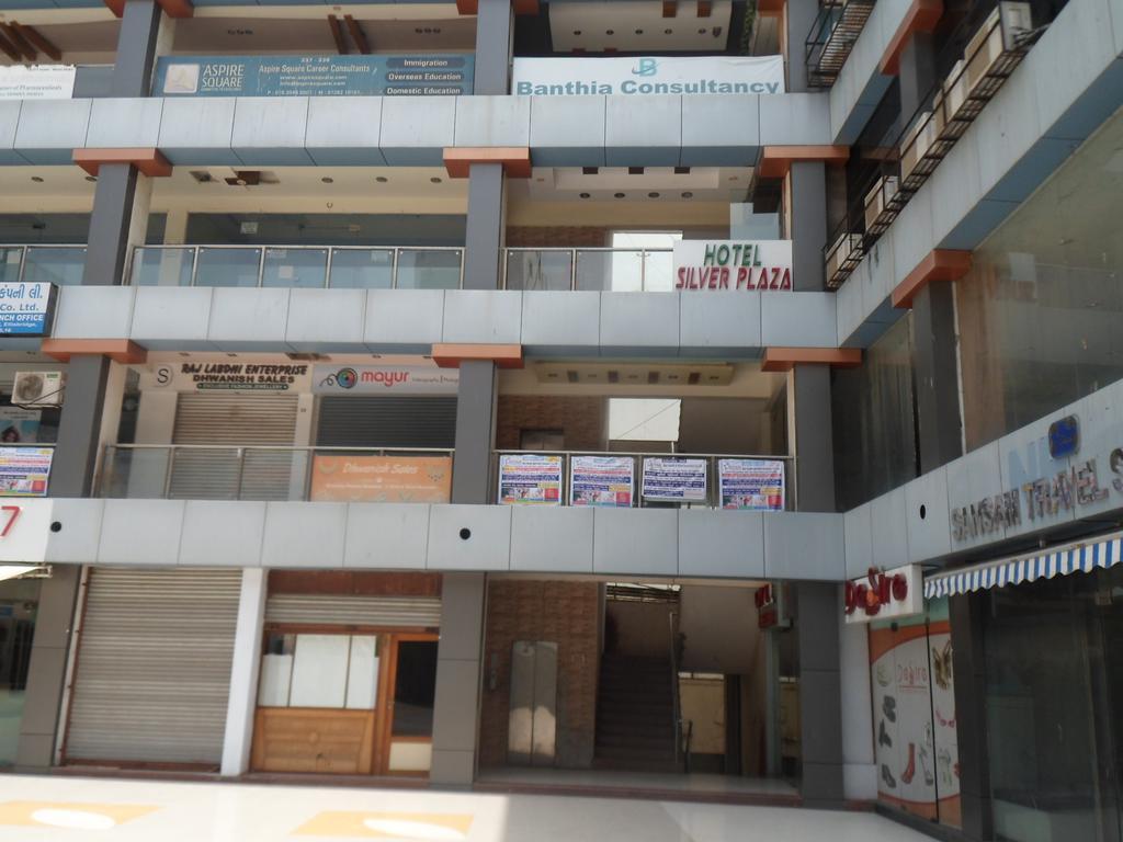 Hotel Silver Plaza อาเมดาบัด ภายนอก รูปภาพ