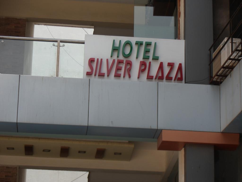 Hotel Silver Plaza อาเมดาบัด ภายนอก รูปภาพ