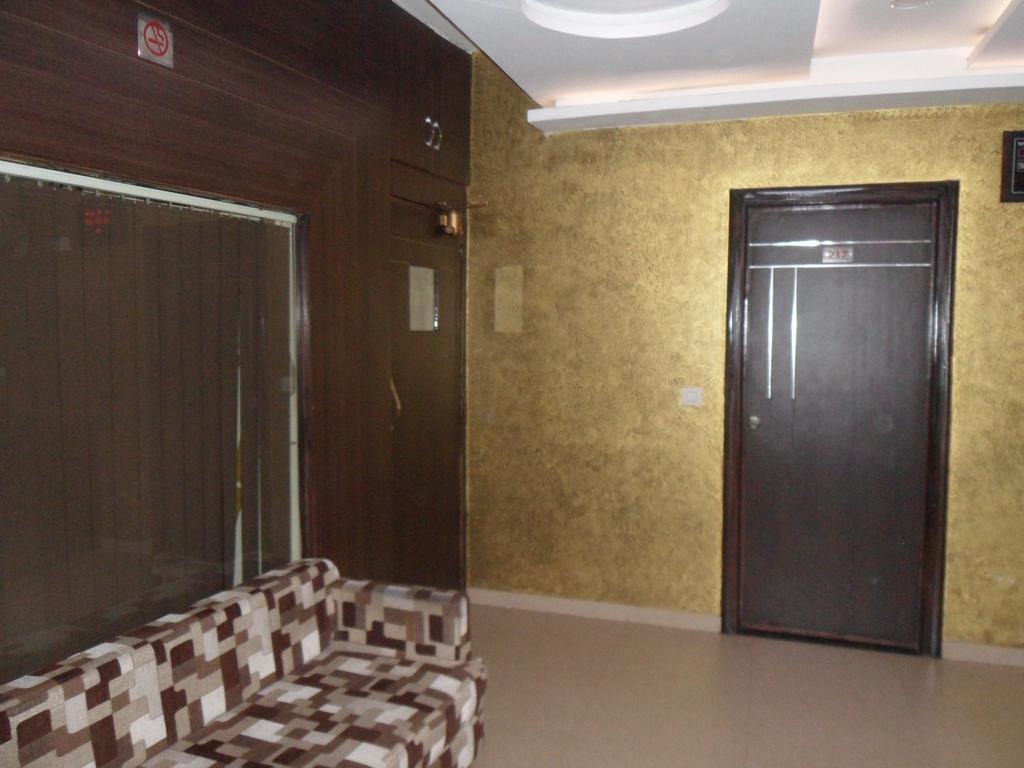 Hotel Silver Plaza อาเมดาบัด ภายนอก รูปภาพ